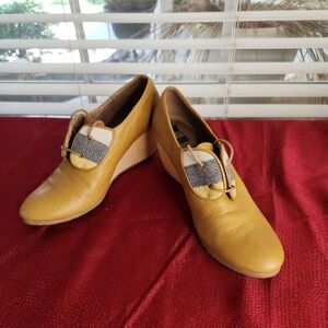 Twins by Mini Designs Mustard Gray and White Shoes ‎ Size 5.5